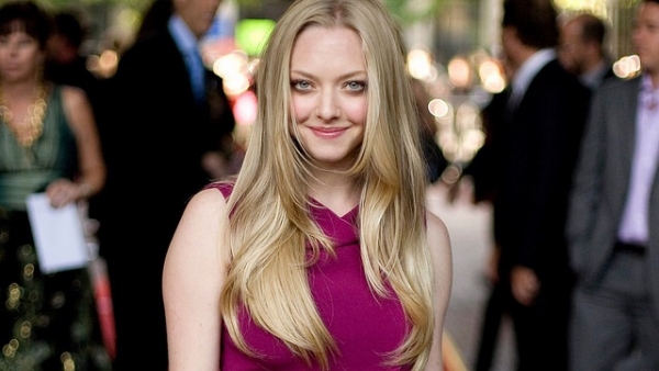 Amanda Seyfried in Magenta Dress