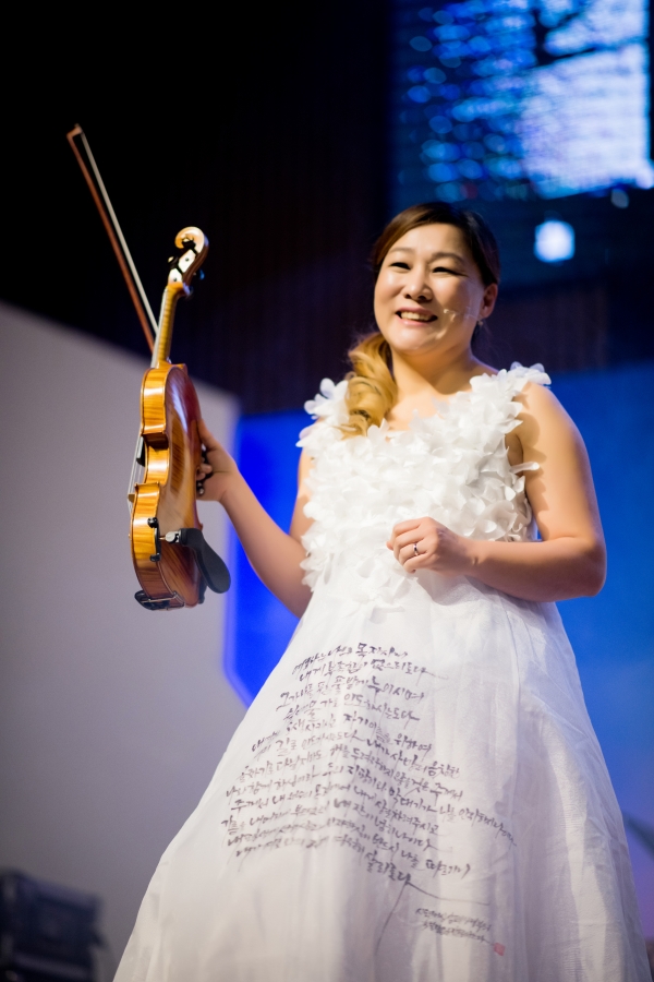 ▲Psalms written in the violinist's dress. ⓒⓒ PMF Hosting Committee