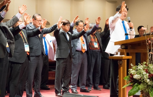 Rev. Sam Shin joined prominent Korean faith leaders in Los Angeles in a moment of prayer to close a worship service after a world education missions conference at Young Nak Presbyterian Church on Febr