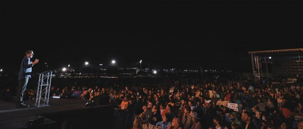 Andrew Palau preaching to thousands in Florida