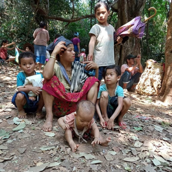 New internally displaced persons (IDP) setting up shelter in the jungle.