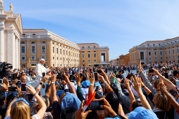 Pope Francis with a crowd of people.