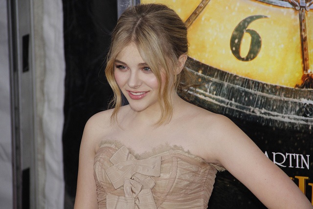 Chloë Grace Moretz Attends 'Hugo' Premiere