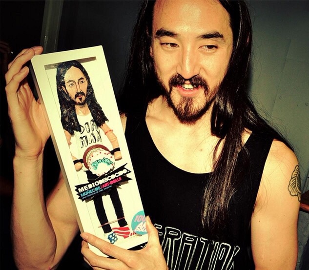 Steve Aoki Receives Present