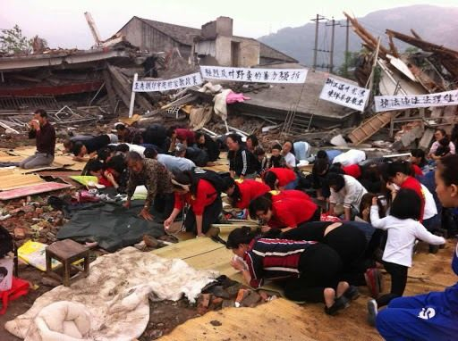 Chinese People Attend Worship Service Despite the Destroyed Church