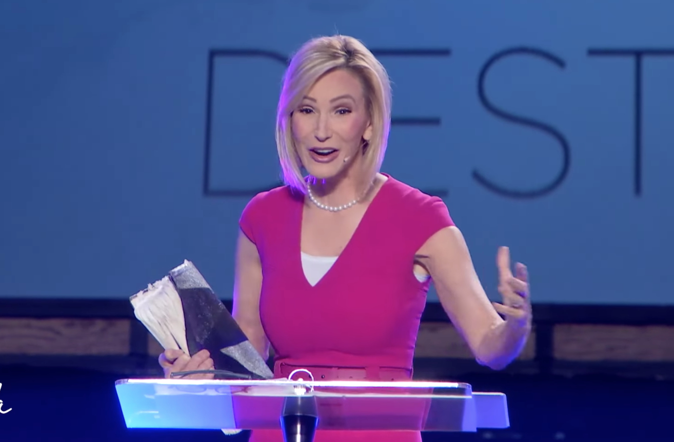 Paula White engages with Christians : 