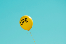 yellow &#039;Life&#039; printed balloon