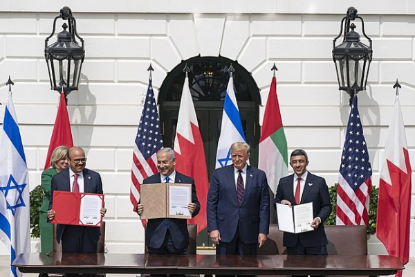 President Donald J. Trump, Minister of Foreign Affairs of Bahrain Dr. Abdullatif bin Rashid Al-Zayani, Israeli Prime Minister Benjamin Netanyahu and Minister of Foreign Affairs for the United Arab Emirates Abdullah bin Zayed Al Nahyanisigns sign the Abraham Accords Tuesday, Sept. 15, 2020, on the South Lawn of the White House. (Official White House Photo by Shealah Craighead)